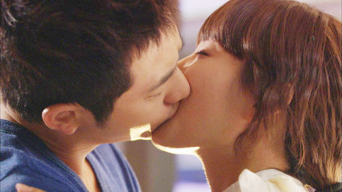 ▲ SBS 검사 프린세스에서 눈물의 키스를 나누는 서인우(박시후)와 마혜리(김소연) ⓒ 뉴데일리