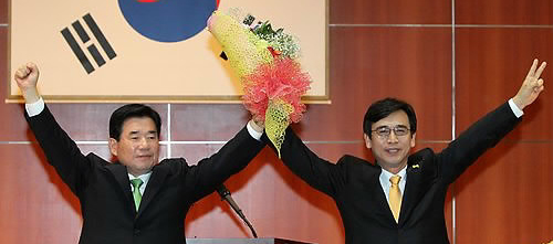 ▲ 13일 오전 경기도 수원 경기도문화의전당에서 민주당과 국민참여당의 경기도지사 단일 후보로 선정된 국민참여당 유시민(오른쪽) 후보가 민주당 김진표 후보의 축하를 받고 있다 ⓒ연합뉴스