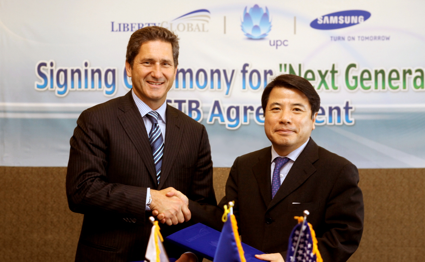 ▲ 삼성전자 네트워크사업부장 김운섭 부사장과 리버티 글로벌 마이크 프리즈 CEO가 삼성전자 수원사업장에서 단일 계약으로는 최대 규모의 셋톱박스 공급 계약을 체결했다.&nbsp;ⓒ 뉴데일리