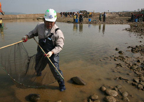 ▲ 이포보 현장 직원이 1인용 그물로 물고기를 찾고 있다. ⓒ 박지현 기자 