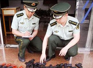 ▲ 초등학생들에게 압수한 BB탄 총들 ⓒ&nbsp;온바오닷컴