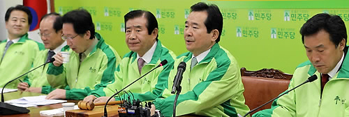 ▲ 민주당 정세균 대표와 선대위원장들이 14일 오전 국회에서 열린 중앙선거대책위에서 6.2 지방선거 승리를 이끌겠다고 밝히고 있다 ⓒ연합뉴스