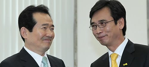 ▲ 유시민 경기지사 후보(오른쪽)가 14일 오전 국회 민주당 대표실로 정세균대표를 방문, 악수하고 있다. 유 후보의 왼쪽 가슴에 노 전 대통령 1주기를 상징하는 노란리본이 눈에 띈다 ⓒ연합뉴스