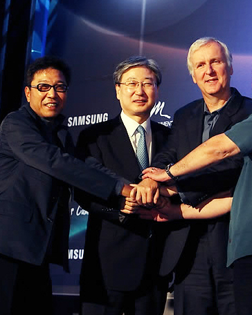 ▲ 14일 삼성전자 서초동 사옥에서 열린 '3D 콘텐츠 제작 협력' 발표식 (왼쪽부터 SM엔터테인먼트 이수만 프로듀서, 영상디스플레이사업부장인 윤부근 사장, 영화 '아바타'의 제임스 캐머런 감독) ⓒ 연합뉴스