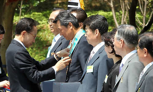 ▲ 이명박 대통령이 14일 `중소기업 주간'을 맞아 중소기업 대표와 근로자 및 소상공인 400여명을 청와대로 초청해 오찬을 함께하며 격려하기 위해 주최한 `함께 여는 미래, 중소기업인과의 대화'에서 모범 중소기업 경영자와 근로자들을 표창하고 있다.ⓒ연합뉴스