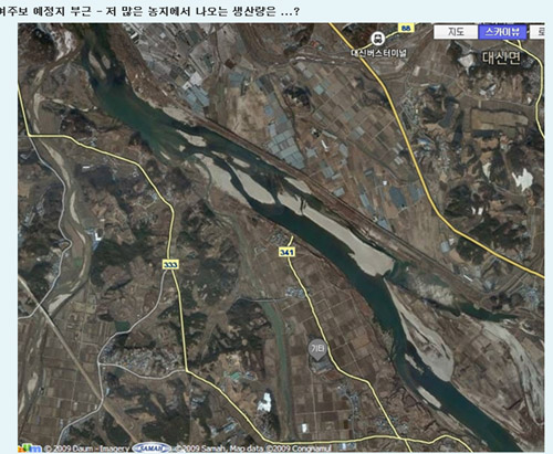 ▲ 비닐하우스가 사라지면 채소값이 오를 것이라는 황당한 주장을 하는 네티즌이 올린 사진. 현재 하천부지에 밀집해 있는 비닐하우스 단지로 강물이 동맥경화 혈관처럼 좁아져 보인다. ⓒ 뉴데일리