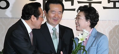 ▲ 민주당 한명숙 서울시장 후보는 단일후보로 선출된 축하의 의미로 '순결'을 뜻하는 백합을 건네받았다. 지난 4월 한 후보가 뇌물수수혐의 1차 무죄선고를 받았을 당시 그의 지지자들이 백합꽃을 흔들며 퍼포먼스를 벌이기도 했다 ⓒ 연합뉴스