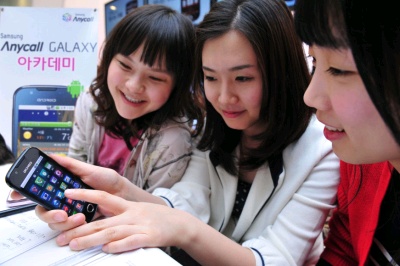 ▲ '갤럭시 아카데미' 교육에 참가한 초보 스마트폰 사용자들 ⓒ 뉴데일리