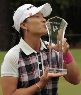 ▲ 통산 25승째를 거둔 한국여자프로골프의 '선구자' 박세리(33)가 미국여자프로골프(LPGA) 투어 벨 마이크로 LPGA 클래식에서 우승하고 나서 트로피에 입을 맞추고 있다. ⓒ 연합뉴스