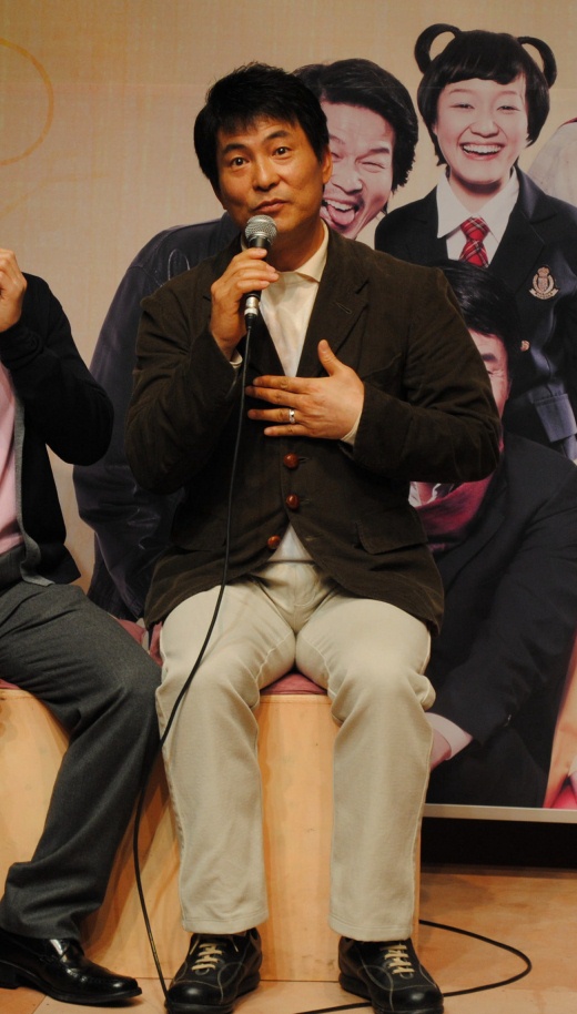 ▲ '오빠가 돌아왔다' 제작발표회에서 기자들과 문답을 나누고 있는 배우 이한위. &nbsp;ⓒ 뉴데일리