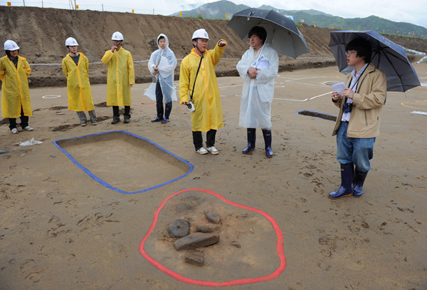 ▲ 불을 피우는 흔적(붉은색 선)과 유구(파란색 선) 등이 발견된 유적 발굴 현장 ⓒ 김상엽 기자