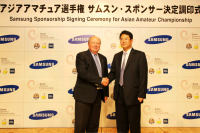 ▲ 삼성전자가 5월 18일 오후 3시, 일본 도쿄 아나 인터콘티넨털호텔에서 아시아 아마추어 골프 대회인 '아시안 아마추어 챔피언십' 후원 조인식을 가졌다.(왼쪽부터 아시아 태평양 골프연합회 콜린 필립스(Colin Phillips) 명예서기관, 삼성전자 스포츠 마케팅 담당 권계현 상무) ⓒ 뉴데일리