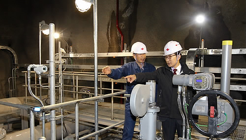 ▲ 이명박 대통령이 19일 울산 울주군 온산읍 한국석유공사 울산지사에서 열린 정부석유비축기지 준공식에 참석해 석유비축기지를 시찰하고 있다. ⓒ연합뉴스