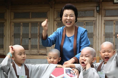 ▲ 이명박 대통령의 부인 김윤옥 여사가 19일 오후 석가탄신일(21일)을 맞아 서울 종로구 조계사의 동자승들을 초청해 다과회를 열었다.ⓒ연합뉴스