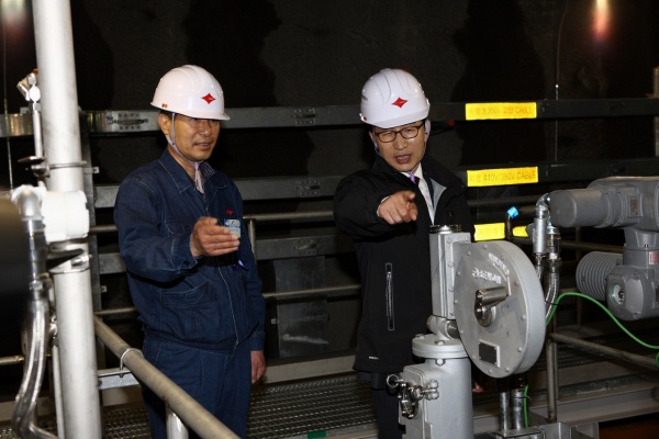 ▲ 이명박 대통령이 비축기지 안을 둘러보고 있다. ⓒ 뉴데일리