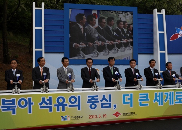 ▲ 준공식에 앞서 테이프 커팅을 하고 있는 이명박 대통령 및 관계자 일동. 좌측부터 전충렬 울산시장 권한대행, 김기현 의원, 강영원 사장, 이명박 대통령, 김영학 지경부 제2차관, 최철국 의원, 윤석경 SK건설 부회장. &nbsp;ⓒ 뉴데일리