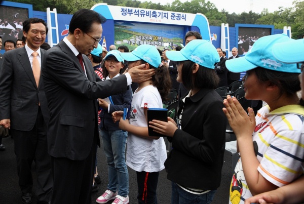 ▲ 이명박 대통령과 청와대 어린이 기자들이 반갑게 인사를 나누고 있다.&nbsp; ⓒ 뉴데일리