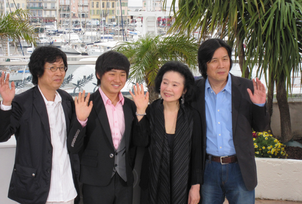 ▲ 칸국제영화제 '시' 프레스 시사회 현장(왼쪽부터 파인하우스 필름 이준동 대표, 배우 이다윗, 윤정희, 이창동 감독) ⓒ 뉴데일리