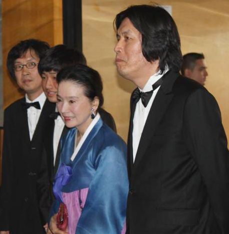 ▲ 제63회 칸 국제영화제 레드카펫 행사에&nbsp;한복을 입고 등장하는 배우 윤정희&nbsp; ⓒ 연합뉴스