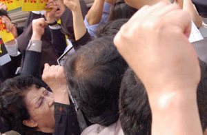 ▲ 시민단체 외원들이 민주당사 앞에서 민주당 의원들의 해명을 요구하고 있다. ⓒ 자유북한방송 제공