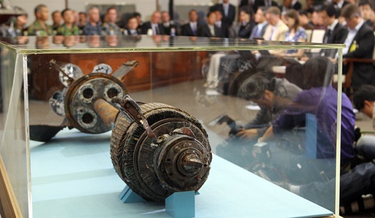 ▲ 20일 오전 국방부 대회의실에서 열린 민군합동조사단 천안함 조사결과 발표에서 내외신 취재진이 결정적 증거물인 북한 어뢰 잔해를 촬영하고 있다. ⓒ 연합뉴스