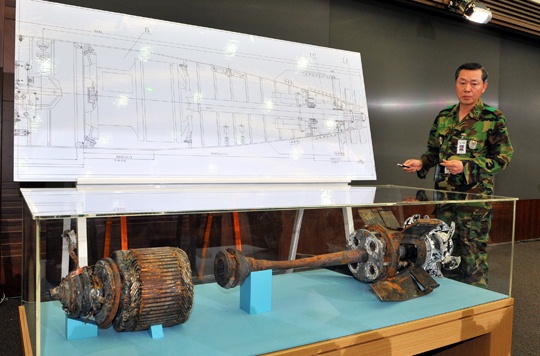 ▲ 20일 오전 국방부 대회의실에서 열린 민군합동조사단 천안함 조사결과 발표에서 합조단은 천안함이 침몰한 해상에서 프로펠러 2개가 온전하게 달린 1.5m 길이의 어뢰 뒷부분 동체를 수거했으며, 프로펠러와 구동축 사이에 '1번'이 적혀 있는 것을 확인했다. ⓒ 연합뉴스