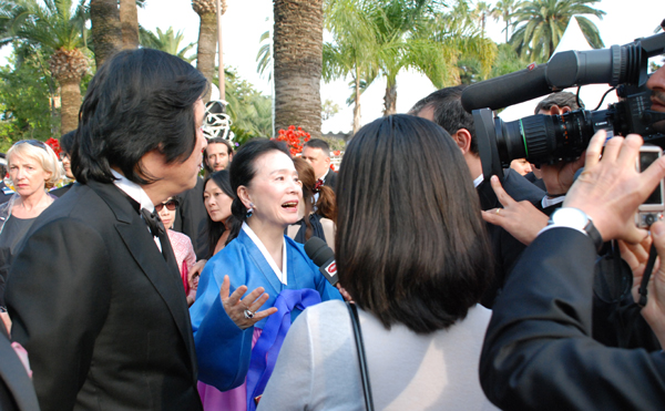 ▲ 19일 뤼미에르 극장 앞에서 진행된 제63회 칸 국제영화제 <시>의 공식 스크리닝 레드카펫 현장 ⓒ 뉴데일리