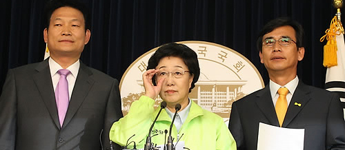 ▲ 민군합동조사단 조사결과 발표일인 20일 천안함관련 입장을 밝힌 민주당 빅3 후보.왼쪽부터 송영길(인천.민주), 한명숙(서울.민주),유시민(경기.국참)후보 ⓒ연합뉴스