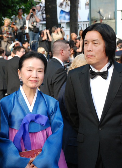 ▲ 19일 칸 국제영화제 '시'의 공식 상영에 참석한  배우 윤정희(좌)와 이창동 감독(우) ⓒ 뉴데일리