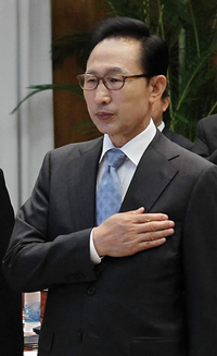 ▲ 이명박 대통령이 21일 오전 청와대에서 열린 국가안전보장회의에서 국민의례를 하고 있다. ⓒ연합뉴스