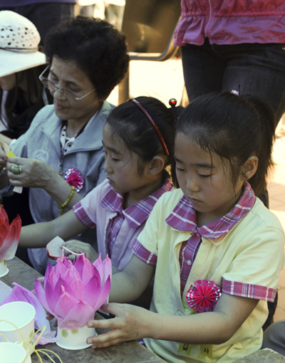 ▲ 꽃잎을 하나 하나 붙여 연꽃 모양의 연등을 만들고 있다.ⓒ&nbsp;박지현 기자&nbsp;