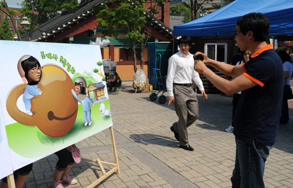 ▲ 조계사를 찾은 불자들은 불교문화 체험마당에 참석해 사진을 찍고있다. ⓒ&nbsp;박지현 기자&nbsp;