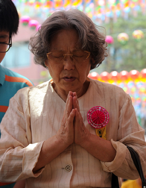 ▲ 21일 서울 조계사를&nbsp;찾은 한 불자가 합장을 하고 있다. ⓒ 박지현 기자