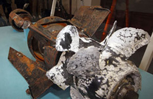 ▲ 20일 오전 국방부에서 열린 민군합동조사단 천안함 조사결과 발표에서 결정적 증거물로 공개된 북한 어뢰 추진부 ⓒ 연합뉴스