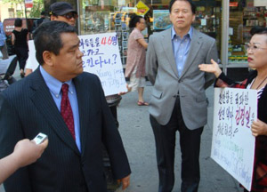 ▲ 재미동포 시위대와 언쟁을 벌이는 북한 유엔대표부 직원(왼쪽). ⓒ 인사이드월드 캡처 