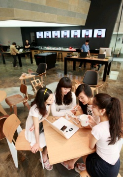 ▲ KT는 24일 광화문 사옥 1층에 문화공연과 IT체험을 한 번에 즐길 수 있는 복합문화공간 &lsquo;올레 스퀘어&rsquo;를 오픈했다. ⓒ 뉴데일리