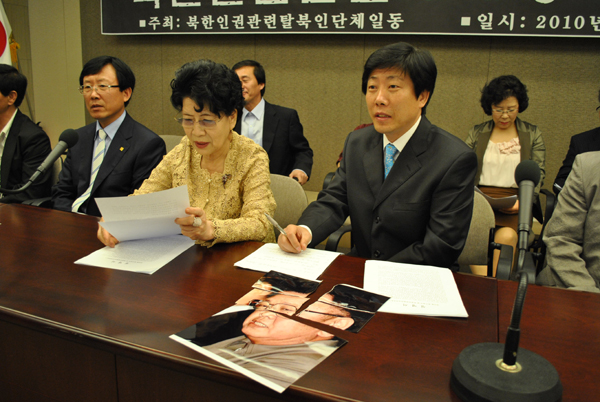 ▲ 탈북자 단체 대표들은 김정일 사진을 찢고,&nbsp;김정일은 위원장이 아닌&nbsp;'독재자'라고 이야기하고 있다.&nbsp;ⓒ 뉴데일리