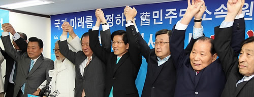 ▲ 24일 오전 경기도 수원 한나라당 경기도당에서 6.2지방선거 한나라당 김문수 경기도지사 후보가 옛 민주당 안동선, 이윤수 전 의원의 지지를 얻은 후 손을 들어 인사하고 있다 ⓒ 뉴데일리