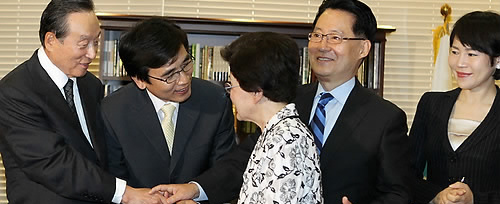 ▲ 유시민(왼쪽 두번째) 야4당 경기도지사 단일후보가 24일 고(故) 김대중(DJ) 전 대통령의 부인인 이희호 여사를 예방했다 ⓒ 연합뉴스