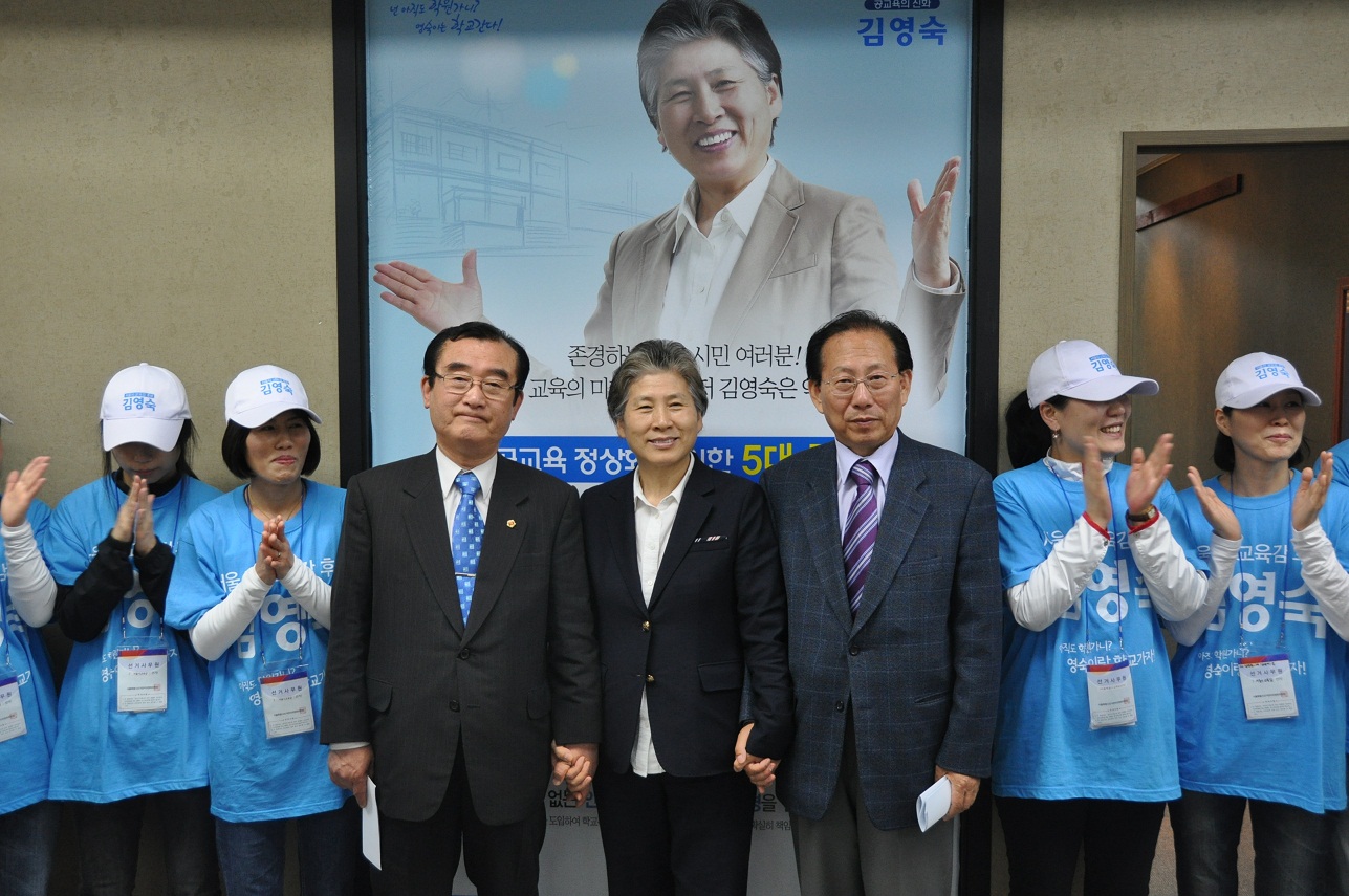 ▲ 김영숙 후보로 단일화를 선언한 (왼쪽부터)이상진 후보, 김영숙 후보, 김호성 전 서울교대 총장 ⓒ 뉴데일리