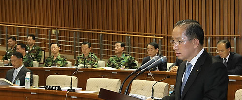 ▲ 김태영국방부장관이 24일 오후 국회에서 열린 천안함 침몰사건 진상조사 특별위원회 전체회의에서 보고하고 있다 ⓒ 연합뉴스