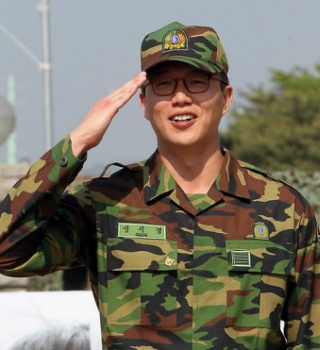 ▲ 17일 오전 강원 원주시 제1군사령부앞에서 전역한 가수 성시경이 팬들에게 거수경례를 하고 있다.&nbsp; ⓒ 연합뉴스