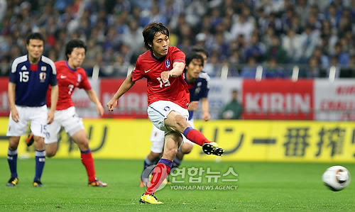 ▲ 박주영이 24일 일본 사이타마 스타디움에서 열린 한-일 축구대표팀 평가전에서 후반 종료직전 페널티킥을 터뜨리고 있다. ⓒ&nbsp;연합뉴스