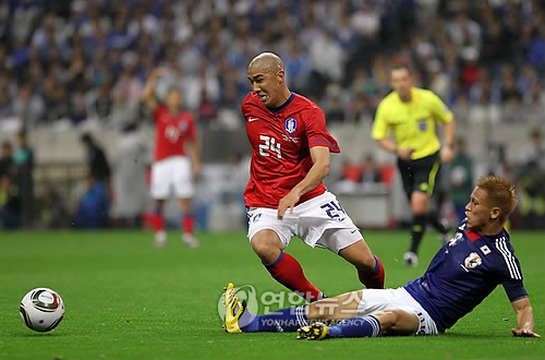 ▲ '폭풍' 드리블을 선보이고 있는 차두리 선수 ⓒ 연합뉴스