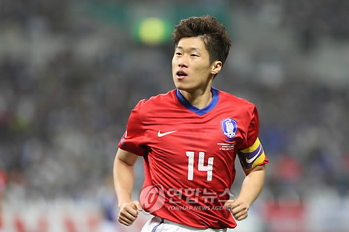 ▲ '캡틴' 박지성이 24일 일본 사이타마 스타디움서 펼쳐진 일본과의 평가전에서 선제골을 터뜨린 뒤 별다른 세리머니를 펼치지 않고 일본 관중들을 응시하고 있다. ⓒ 연합뉴스