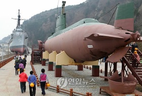 ▲ 지난 1996년 9월 강원 강릉해안으로 침투하다 좌초한 북한 잠수함이 전시된 강릉통일을 찾은 관광객들이 18일 우리 해군의 퇴역함과 나란히 전시된 북한 잠수함을 관심있게 둘러보고 있다. 이 북한 잠수함은 길이 35ｍ, 폭 3.5ｍ의 상어급(승선인원 30명)으로 25명의 무장공비를 태우고 침투하다 좌초됐다.