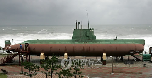 ▲ 사진은 1996년 9월 강릉 앞바다에 좌초된 채 발견됐던 북한 상어급 잠수함 . 구경 21인치(533㎜) 어뢰 4기를 장착하고 있고 최장 20일간 작전을 수행할 수 있다. 물 위에서는 2천700㎞ 이상의 항속거리를 갖지만 수중 항속거리는 확인되지 않고 있다. 최대속력은 수중에서 8.8kts에 이른다.