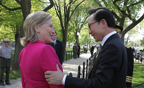 ▲ 지난 4월 12일 핵안보정상회의 참석차 미국을 방문한 이명박 대통령이 한국전참전기념비를 방문해 힐러리 클린턴 미국 국무장관의 영접을 받는 모습. ⓒ연합뉴스