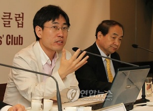 ▲ 하태경 열린북한방송 대표가 25일 오후 서울 프레스센터 외신기자클럽에서 천안함 사건과 관련해 브리핑을 하고 있다.