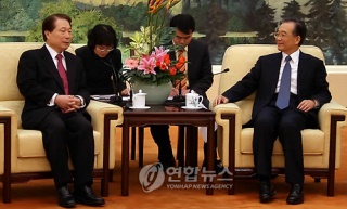 ▲ 지난 3월 18일 유명환 외교통상부 장관이 중국 북경 인민대회당에서 원자바오 총리와 회담을 갖고 있는 모습.